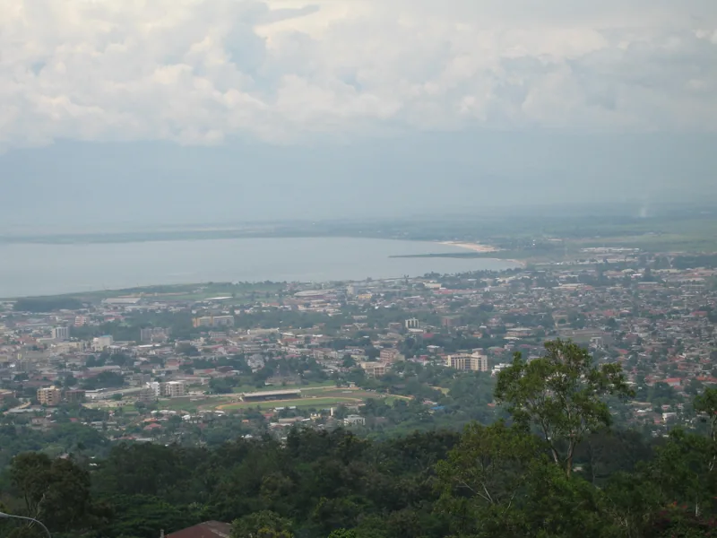 Vue sur Bujumbura et le lac Tanganyika